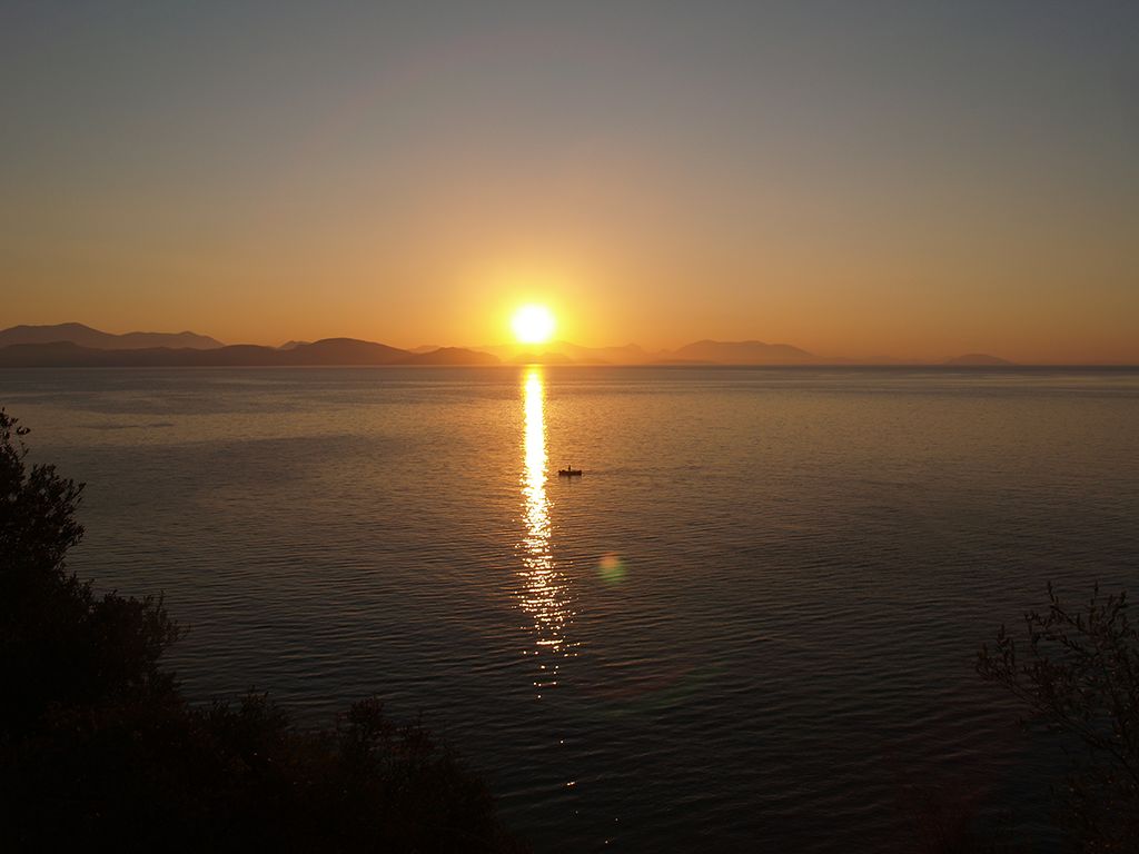 Η ανατολή του ηλίου από το νεκροταφείο