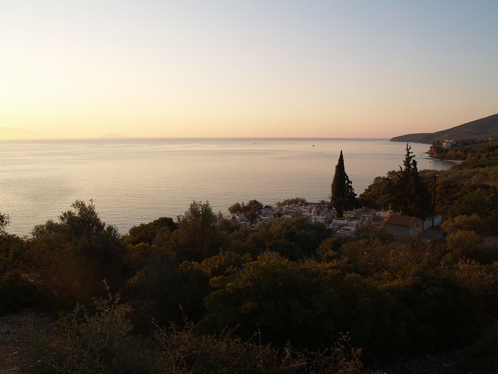 Το νεκροταφείο Ξηροπηγάδου στα χρώματα της ανατολής του ηλίου